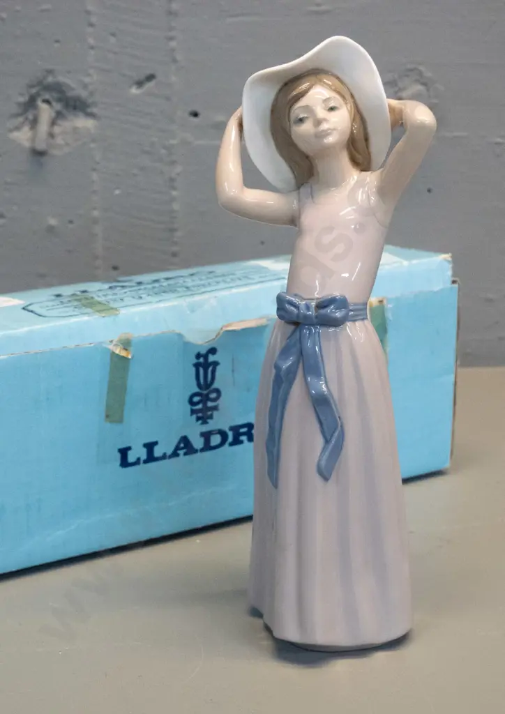Lladro figurine with original box - girl with sun-hat H-270 Image 1++