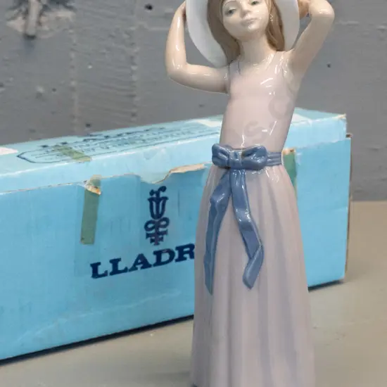 Lladro figurine with original box - girl with sun-hat H-270
