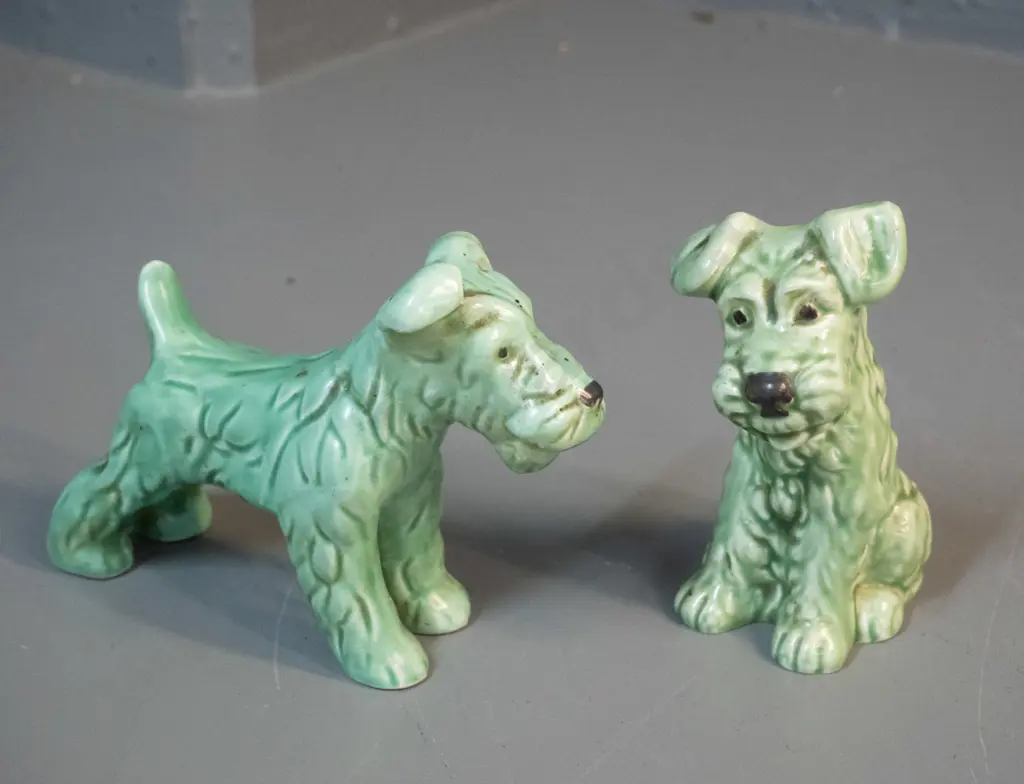 2 small Sylvac green terrier dog figures - slightly taller one is H-140, other is L-170 Image 1++
