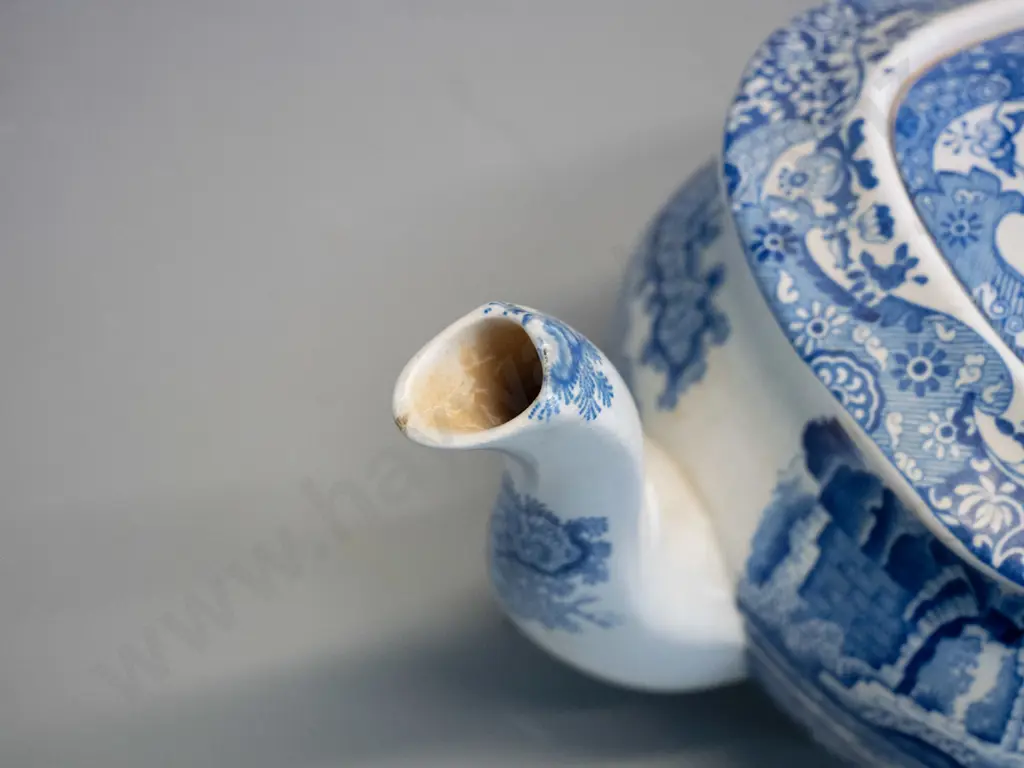Spode blue & white "Italian" pattern teapot - small fleck to spout H-130 L-270 Image 1++