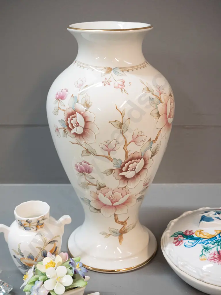 4 pieces of floral porcelain - St. Michael Claremont vase H-290, Palais de Versailles / Elizabeth Arden covered powder Image 1++