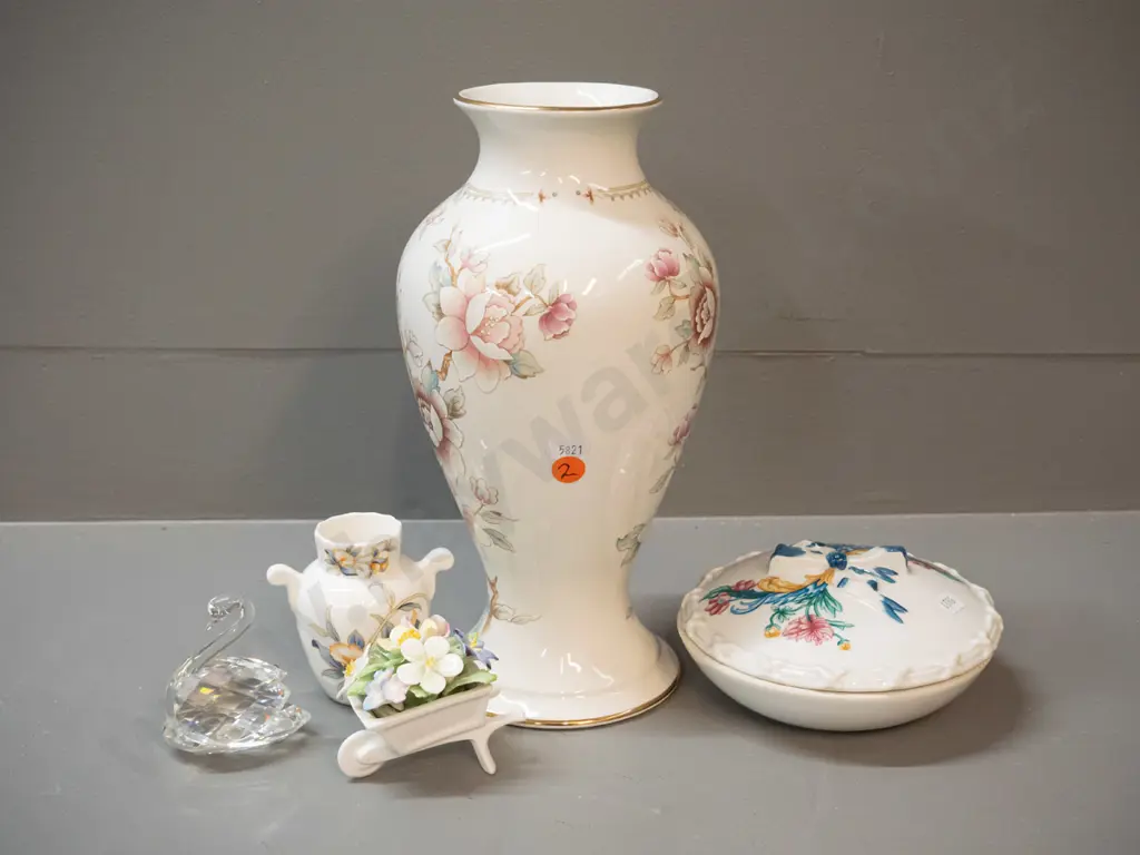 4 pieces of floral porcelain - St. Michael Claremont vase H-290, Palais de Versailles / Elizabeth Arden covered powder Image 1++