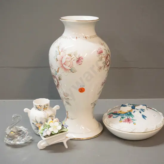 4 pieces of floral porcelain - St. Michael Claremont vase H-290, Palais de Versailles / Elizabeth Arden covered powder