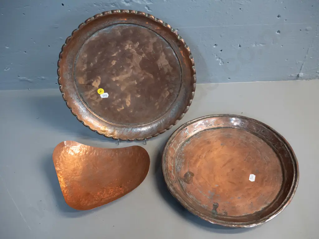 3 copper / copper-plated items - beaten copper footed dish and 2 round plated trays, larger with scalloped edge, other Image 1++