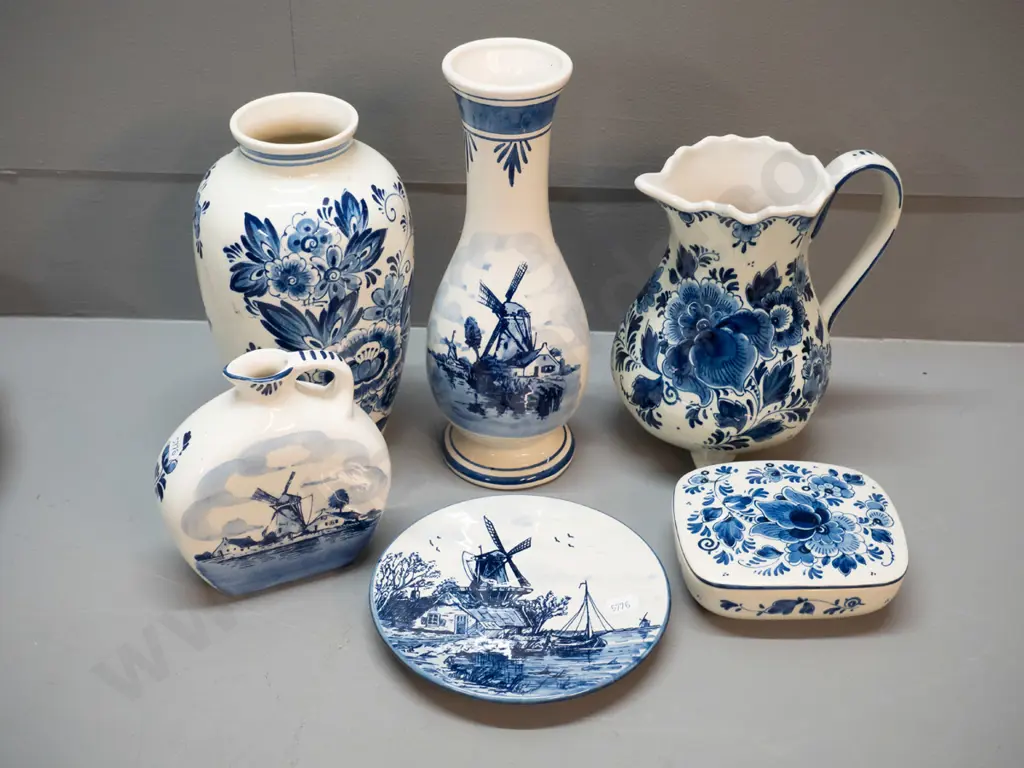 6 blue & white Delft ware items - floral lidded tinket, vase and 3-footed jug, windmill motif vase, display plate & jug, Image 1++