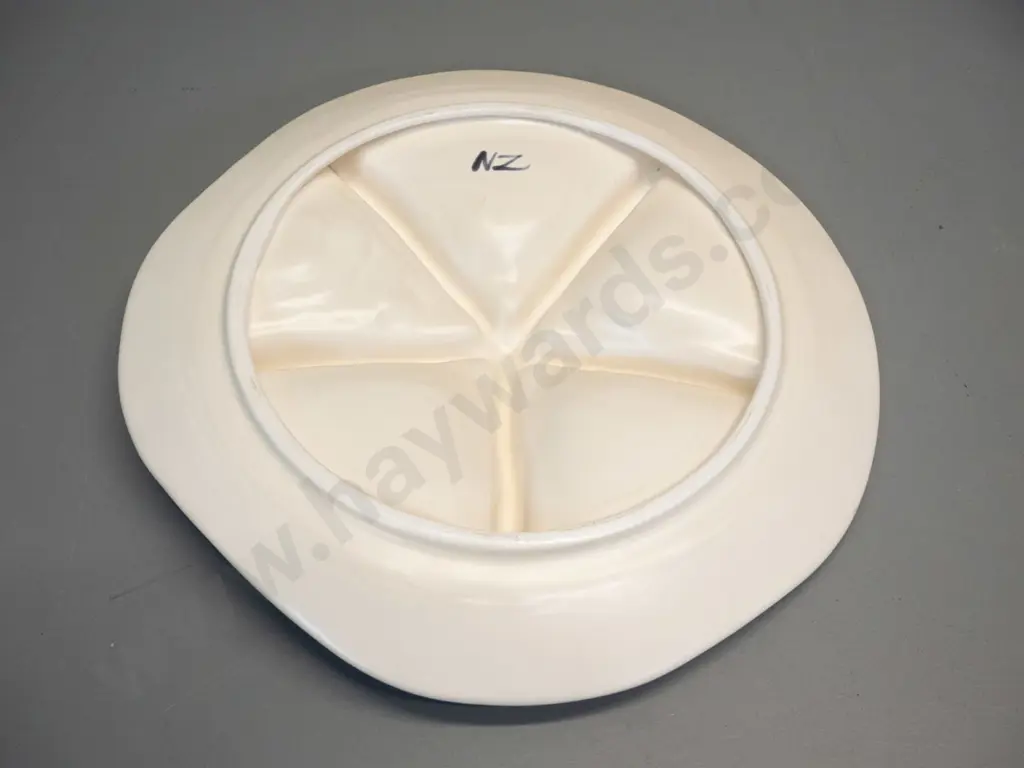 Studio Ceramics NZ sea-star motif segmented dish - marked NZ on base, some crazing D-325 Image 1++