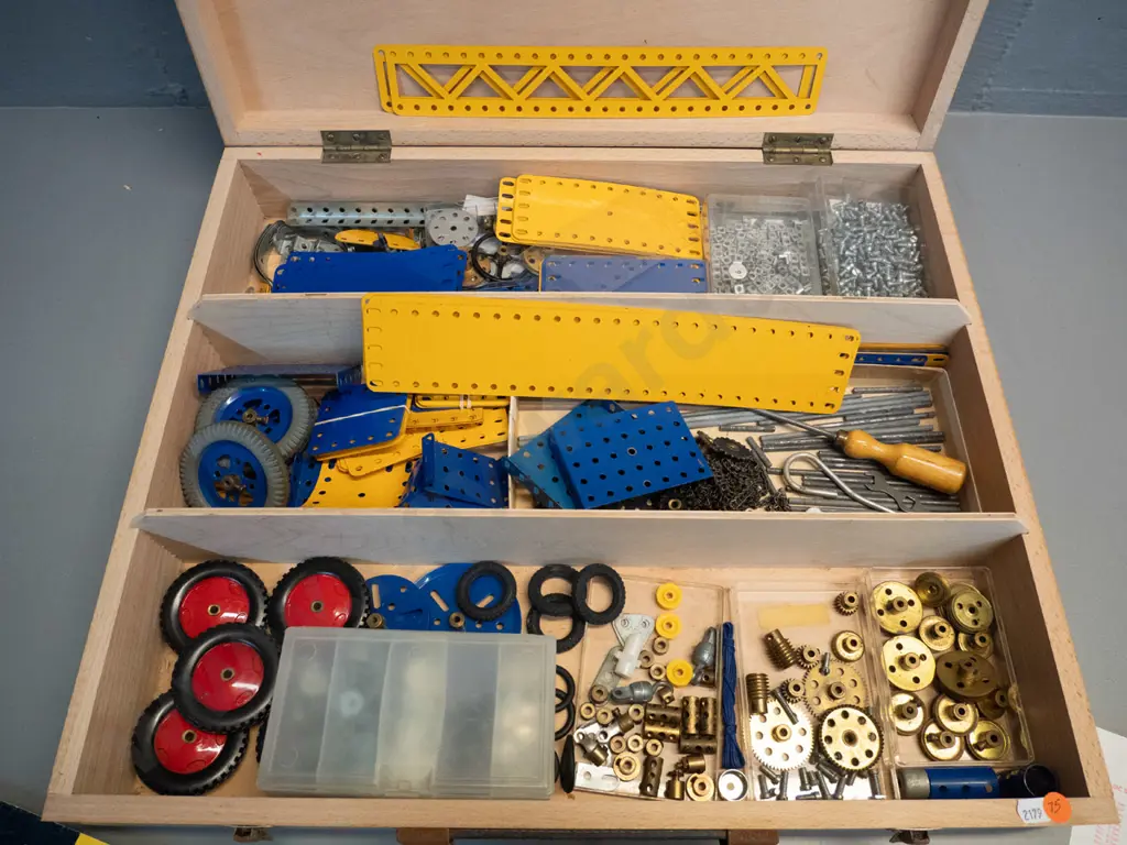 1970s edition large timber-cased Meccano Outift No. 9 set with booklets. Case H-100 W-530 D-450 Image 1++