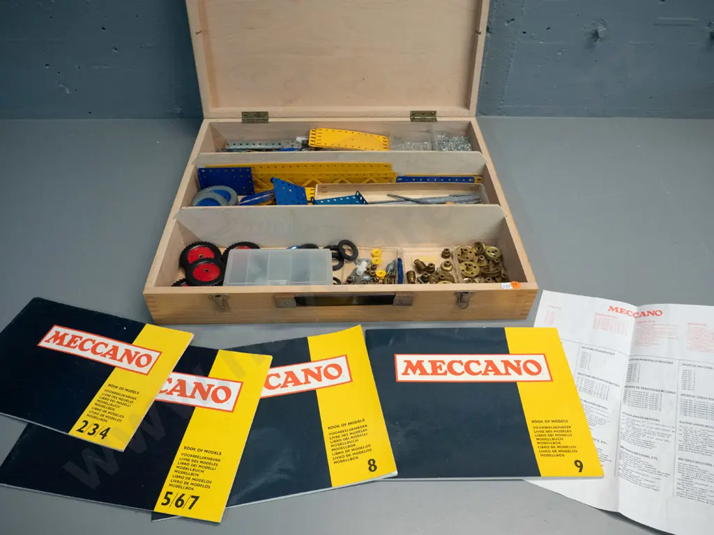 1970s edition large timber-cased Meccano Outift No. 9 set with booklets. Case H-100 W-530 D-450 Image 1++