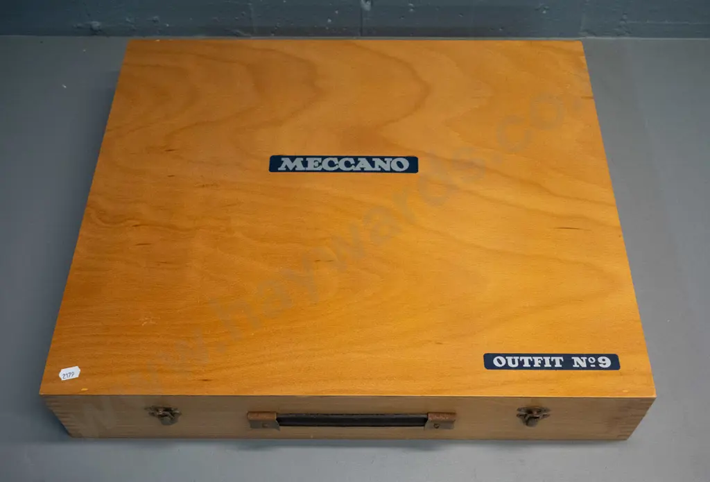 1970s edition large timber-cased Meccano Outift No. 9 set with booklets. Case H-100 W-530 D-450 Image 1++