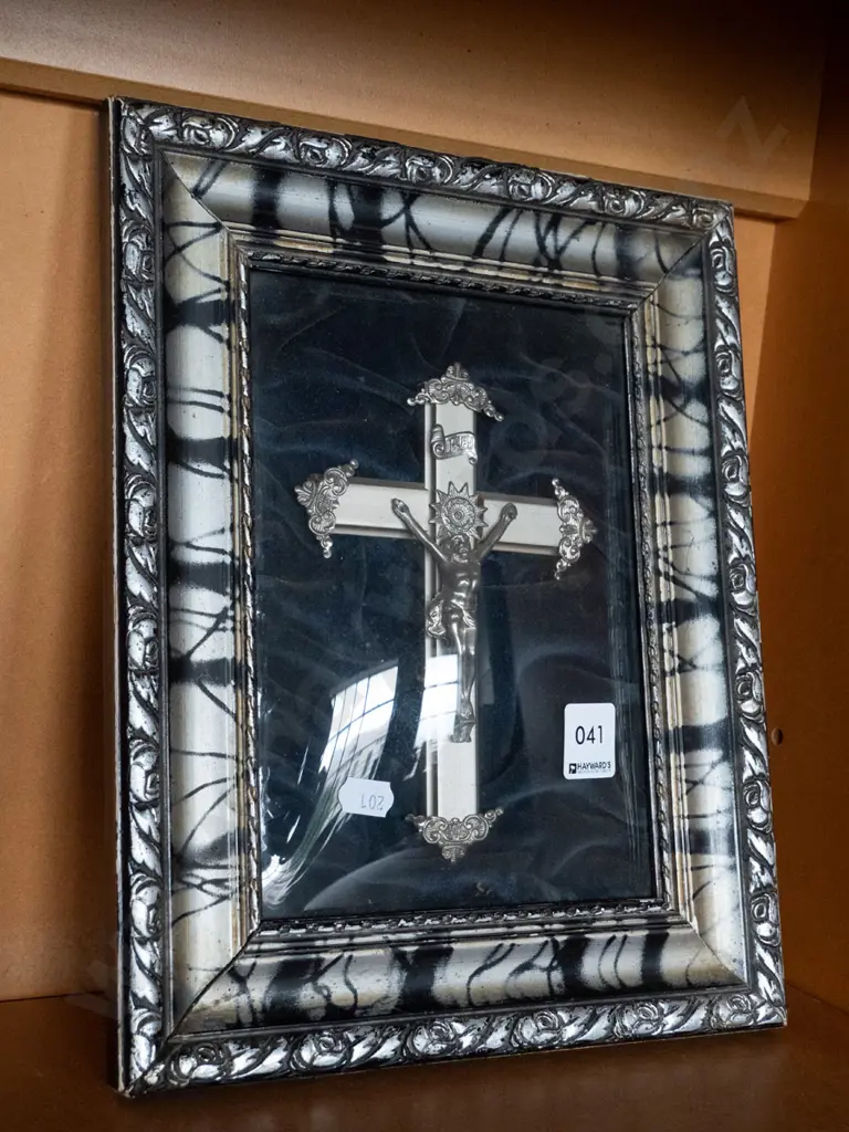 framed crucifix Image 1++