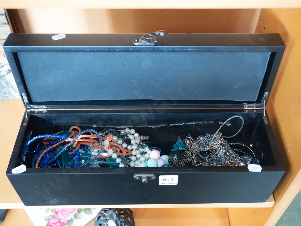wooden box and costumer jewellery contents Image 1++