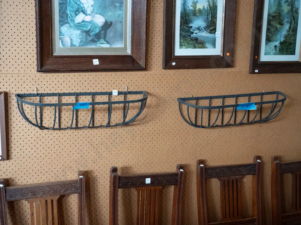 2 wall mounted metal garden baskets Image 1++
