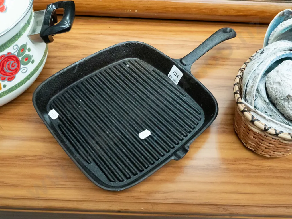 cast iron skillet Image 1++