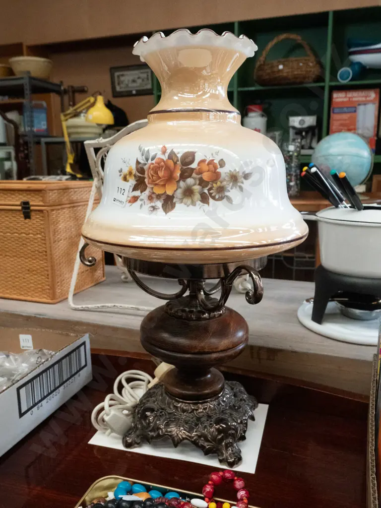 metal and wood based floral table lamp Image 1++