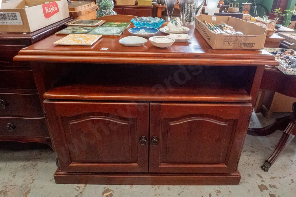 solid pine 2-door entertainment unit H-810 W-1030 D-580 Image 1++