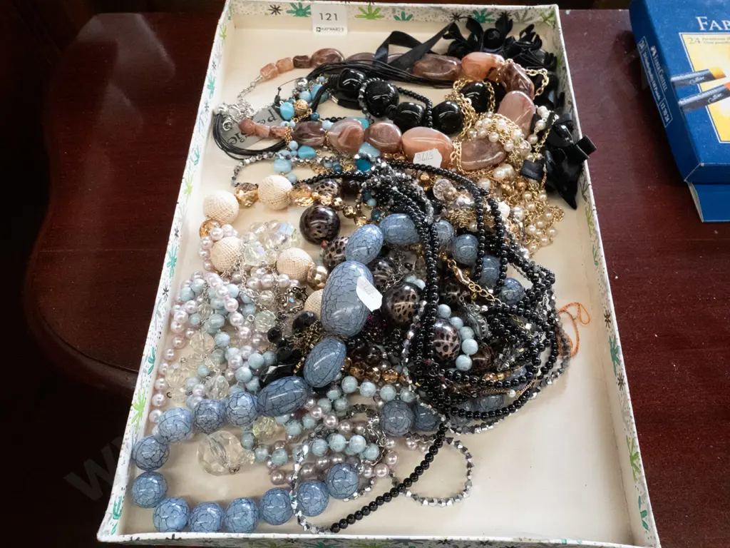 tray of costume jewellery Image 1++