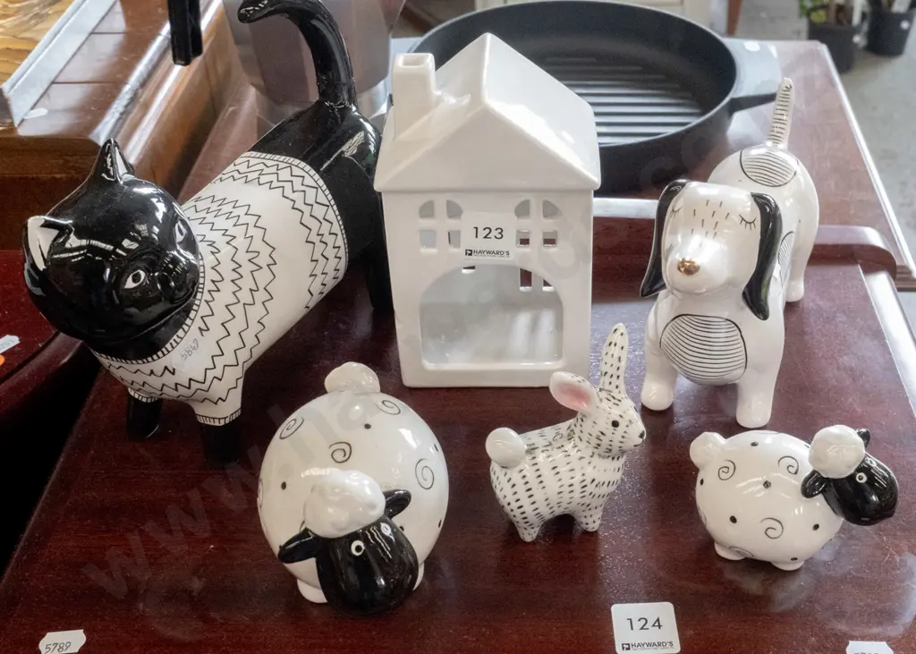 animal ornaments and a tea light lantern Image 1++