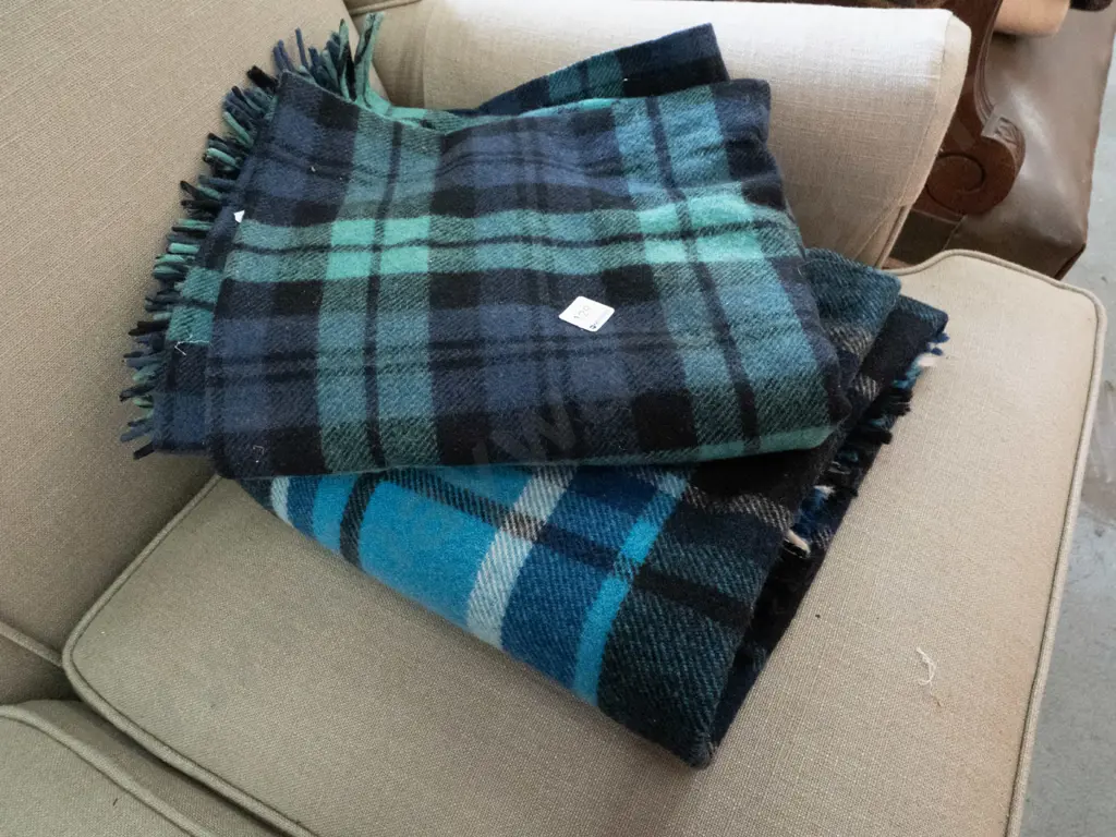 2 checked travel rugs Image 1++