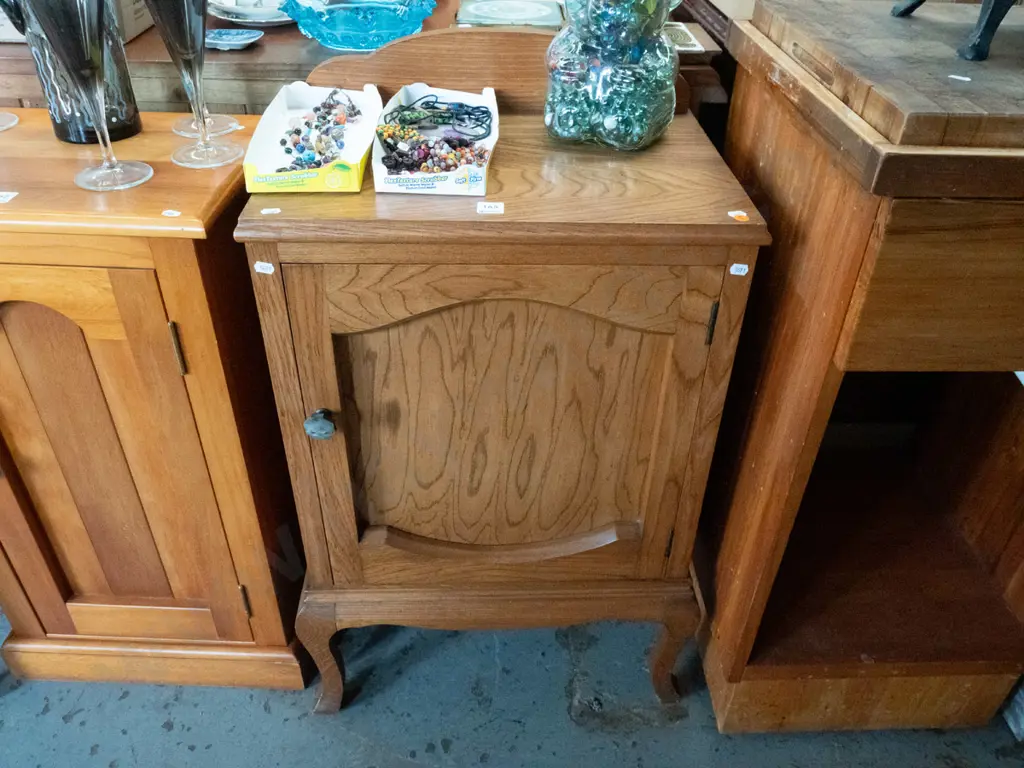 single door oak pot cupboard - some borer in right back leg Image 1++