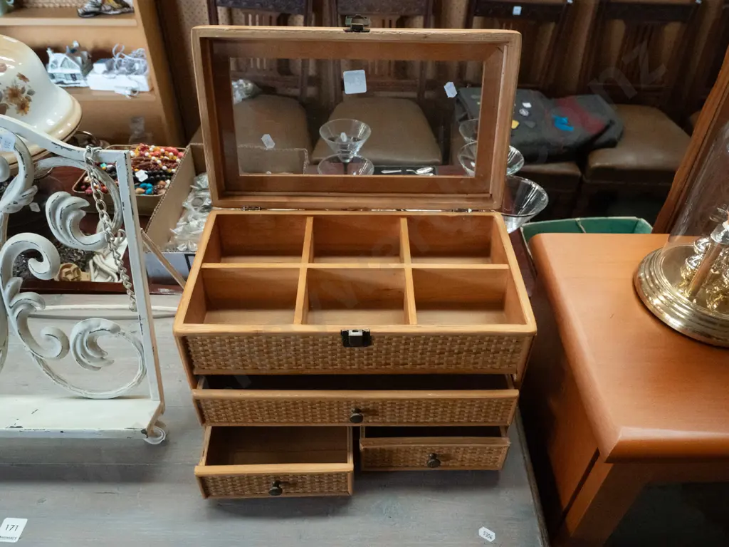 woven cane jewellery box Image 1++