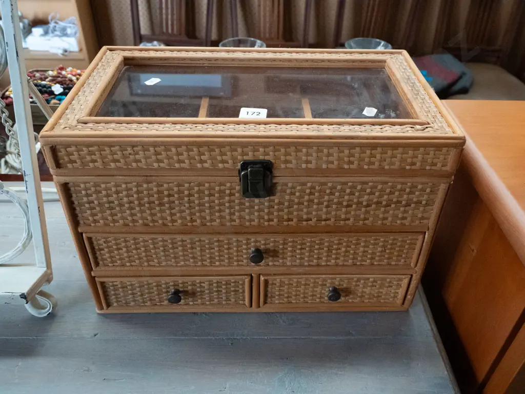 woven cane jewellery box Image 1++