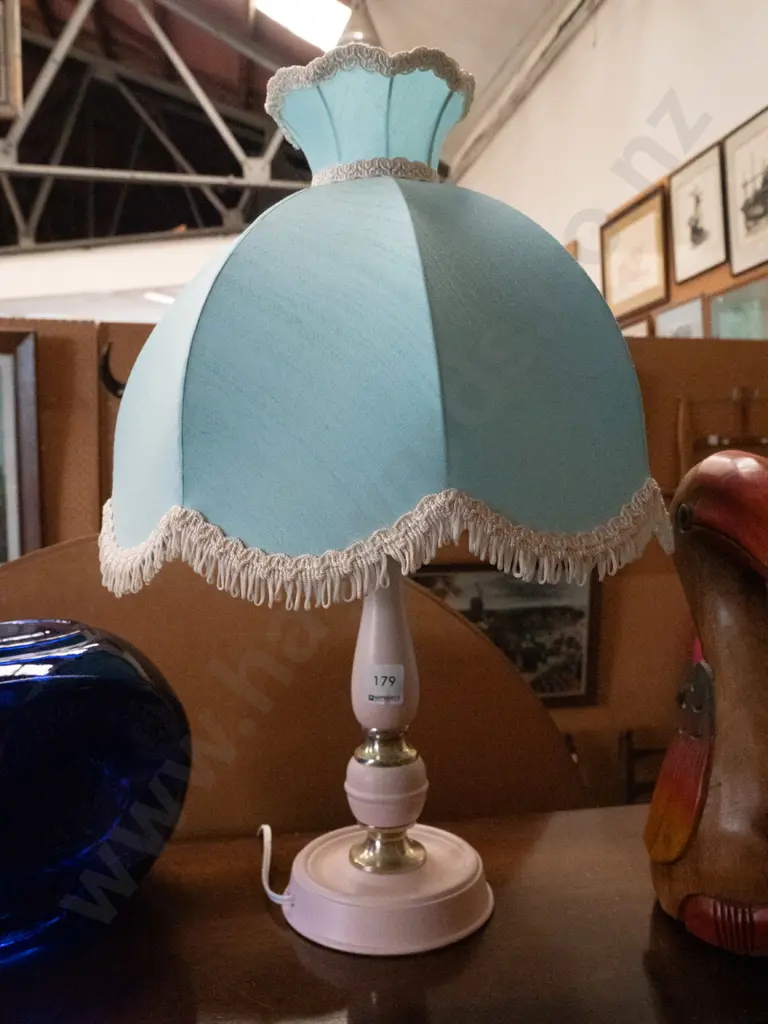 wood-based table lamp Image 1++