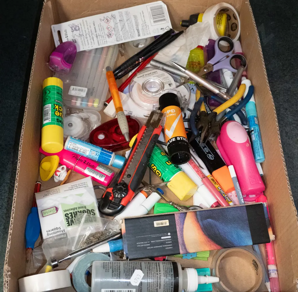 box: stationery items, craft knives, pens, etc. Image 1++