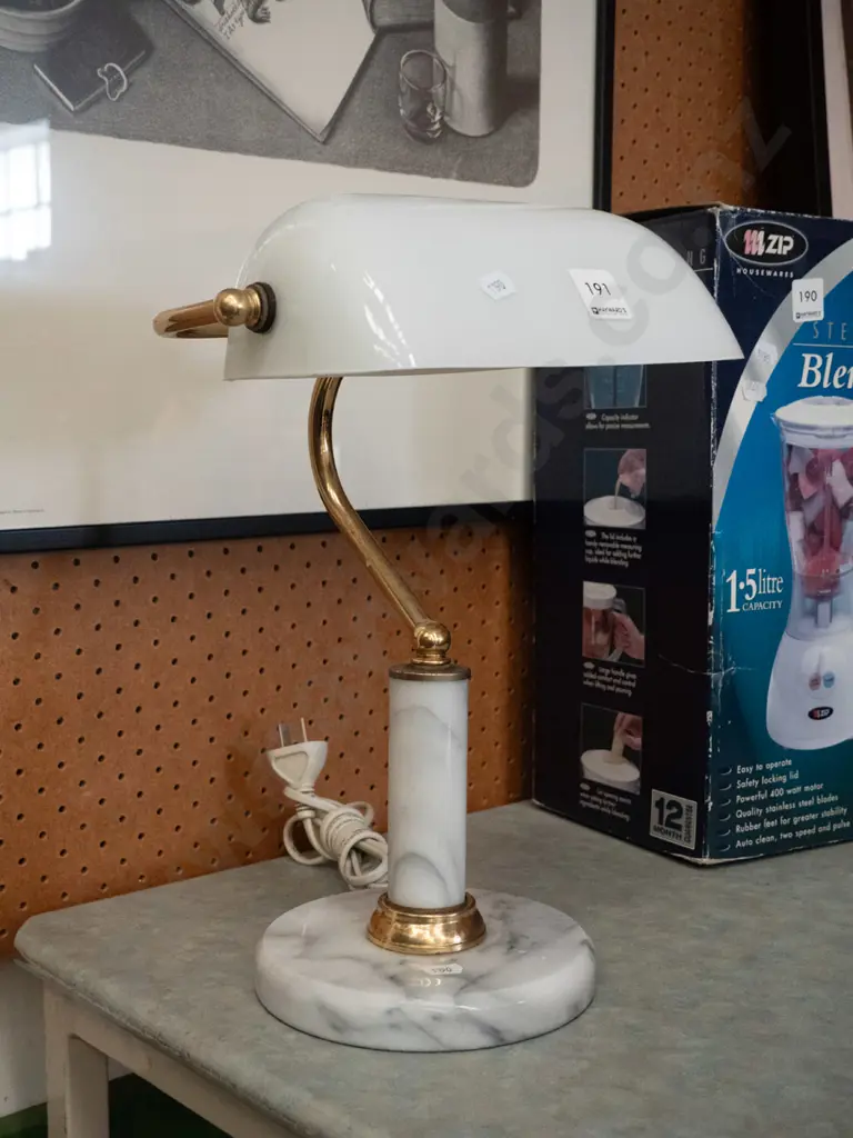 marble based banker's lamp Image 1++