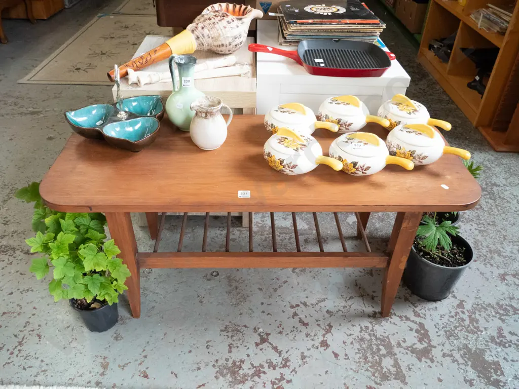 solid wood coffee table with magazine rack Image 1++
