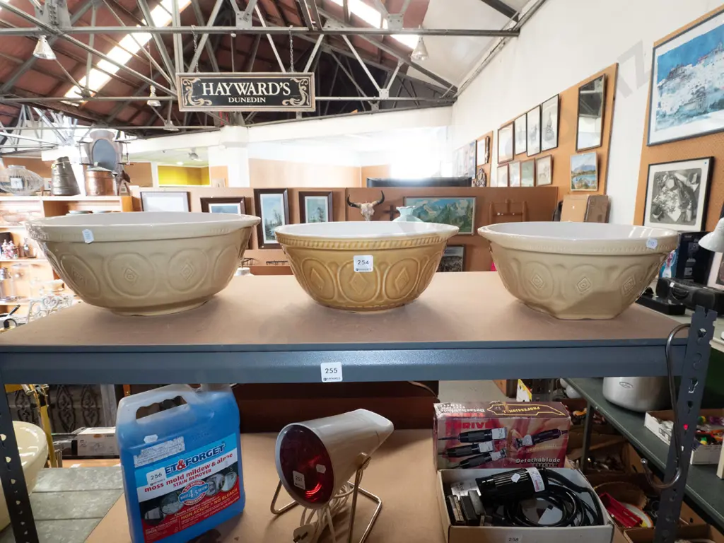 3 ceramic mixing bowls in good condition Image 1++