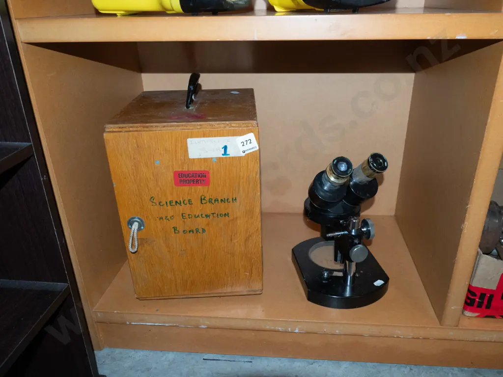 microscope and wooden case Image 1++