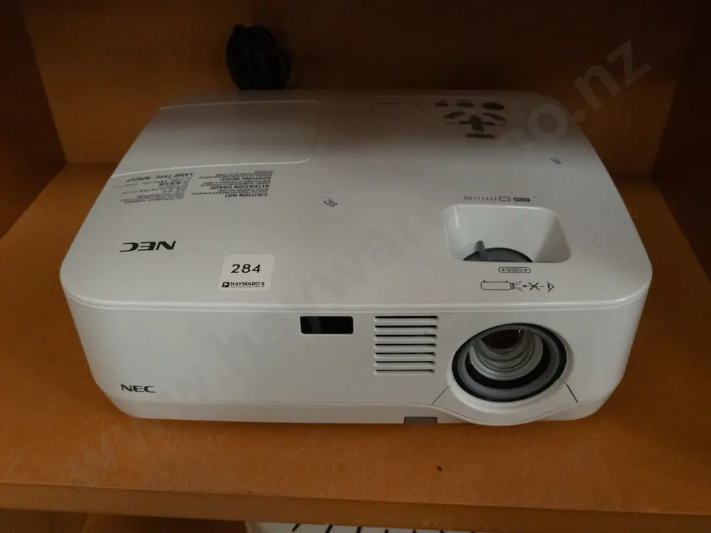 NEC data projector Image 1++