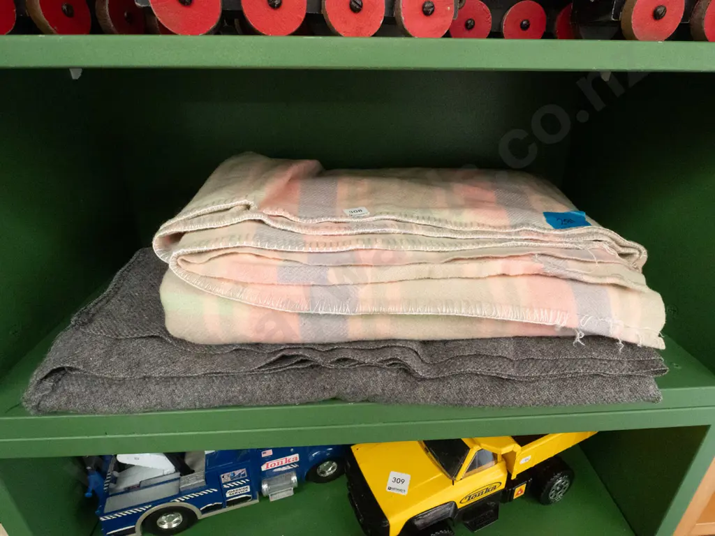 2x woollen blankets Image 1++