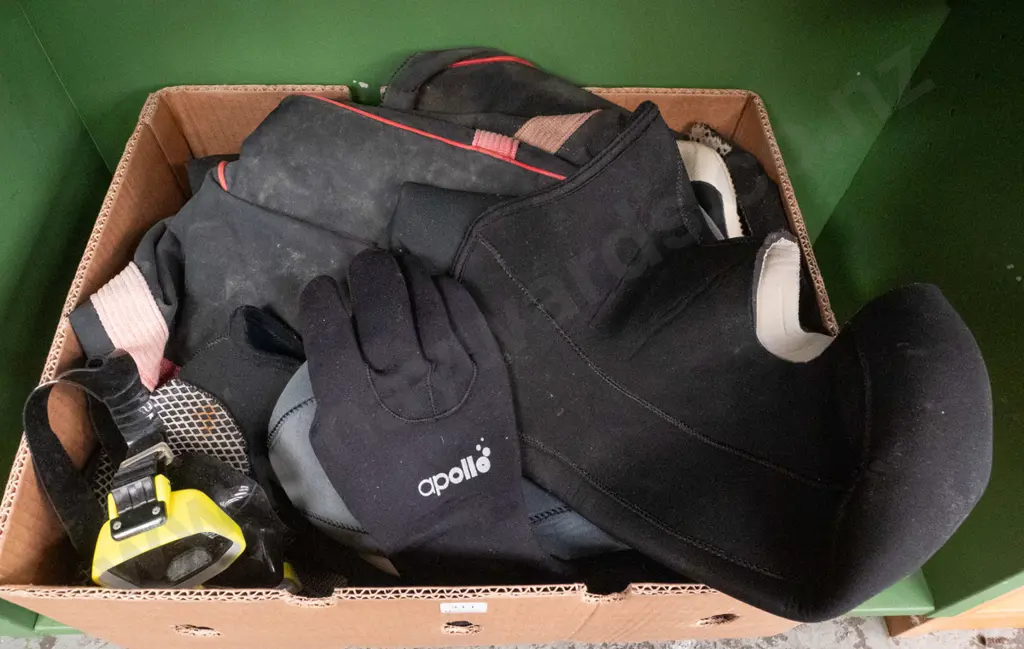 box; bag, wetsuit boots, gloves, scuba goggles Image 1++