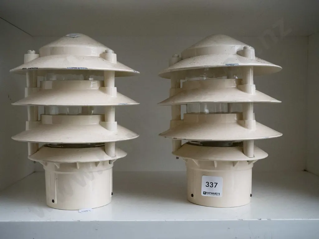 2x outdoor light fitting Image 1++