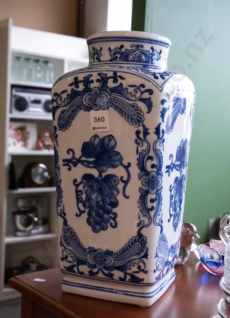Asian style blue and white vase H-350 Image 1++