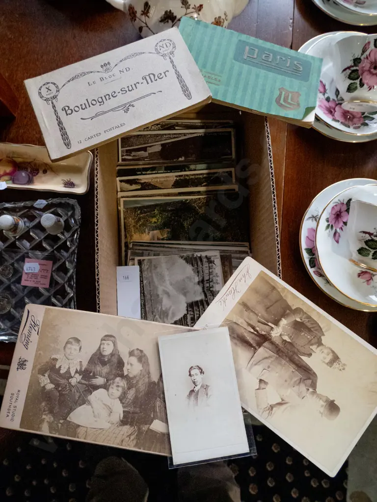 box; vintage photographs, postcards Image 1++