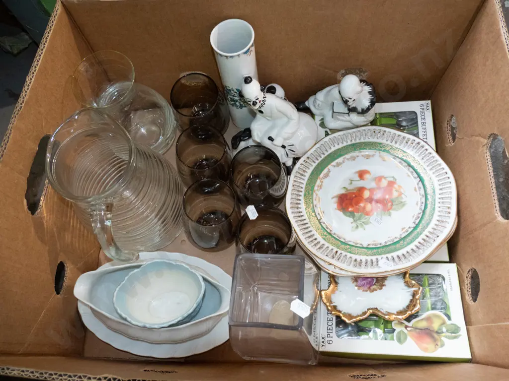box; clown figurines, plates, smoked glass tumblers etc Image 1++