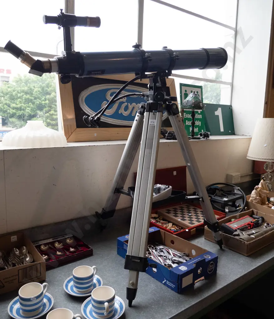 astronomical telescope on tripod with additional box of lenses Image 1++