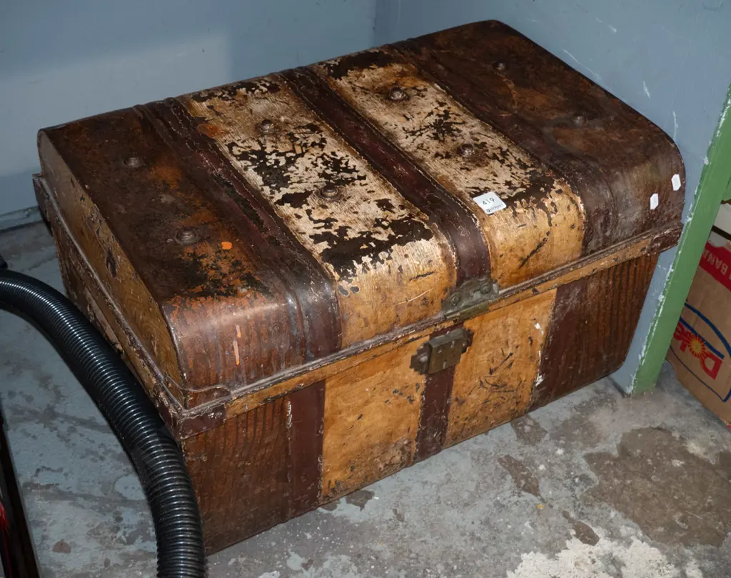 vintage tin trunk Image 1++