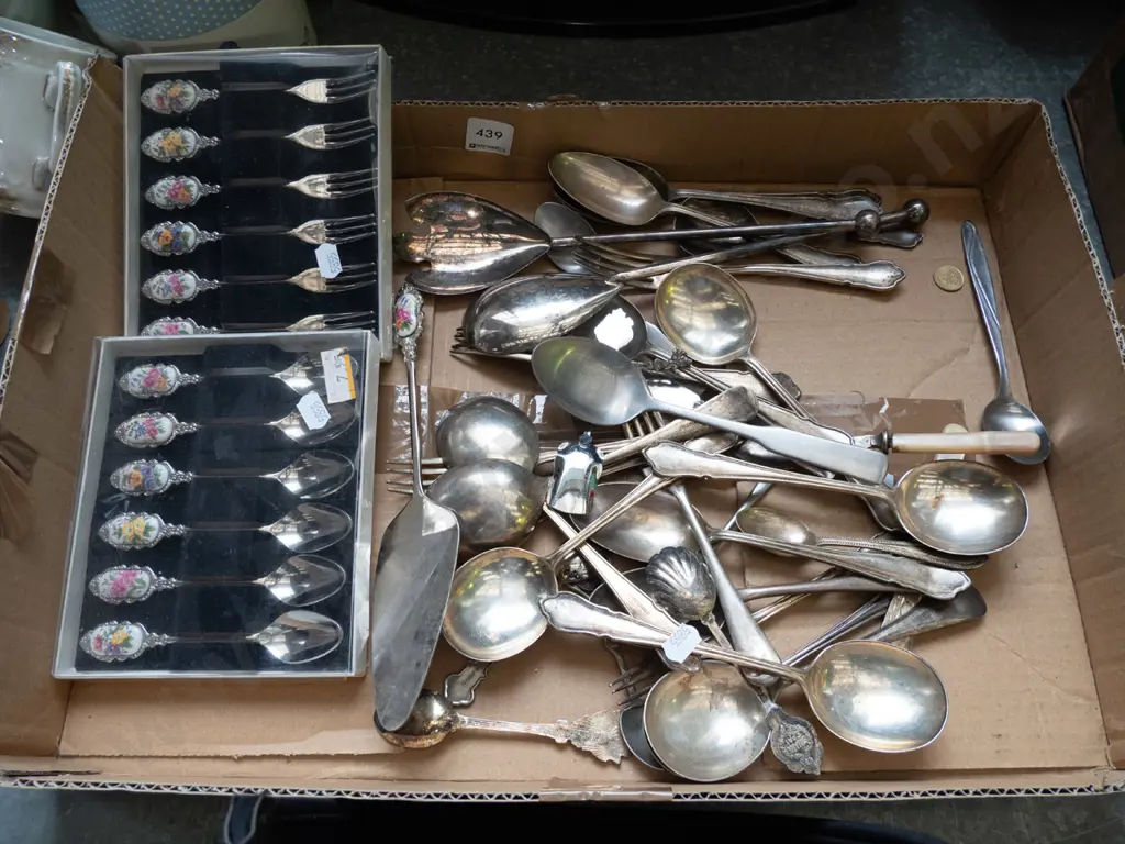 box; cased teaspoons and forks, assorted cutlery Image 1++