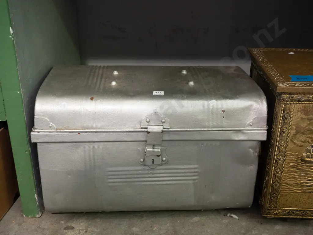 tin travellers trunk Image 1++