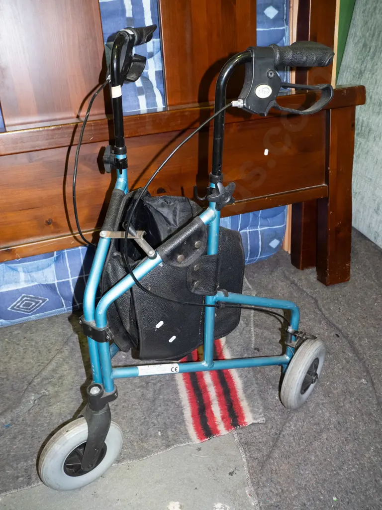 foldaway walking frame Image 1++