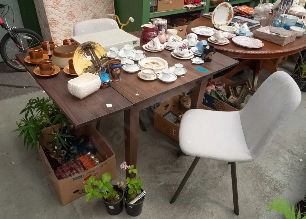 solid pine extending dining table with 2 matching chairs H-760 W-1230 D-900 Image 1++