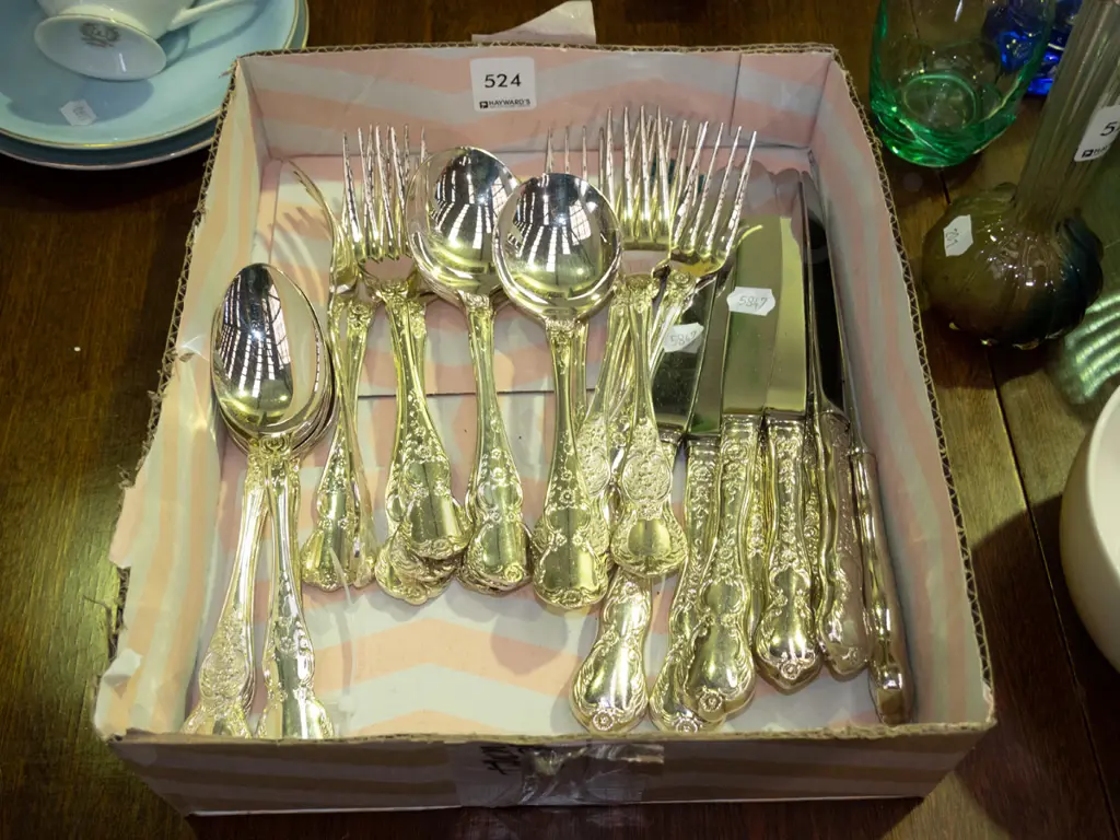 box of cutlery Image 1++