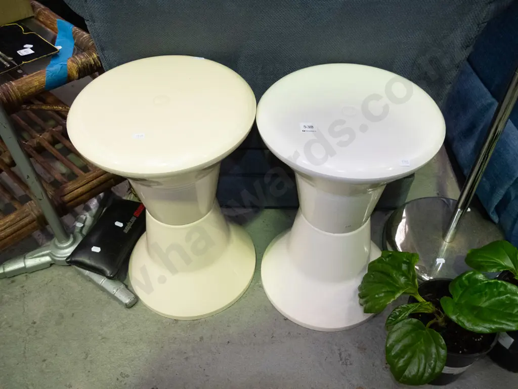 2 plastic shower stools Image 1++