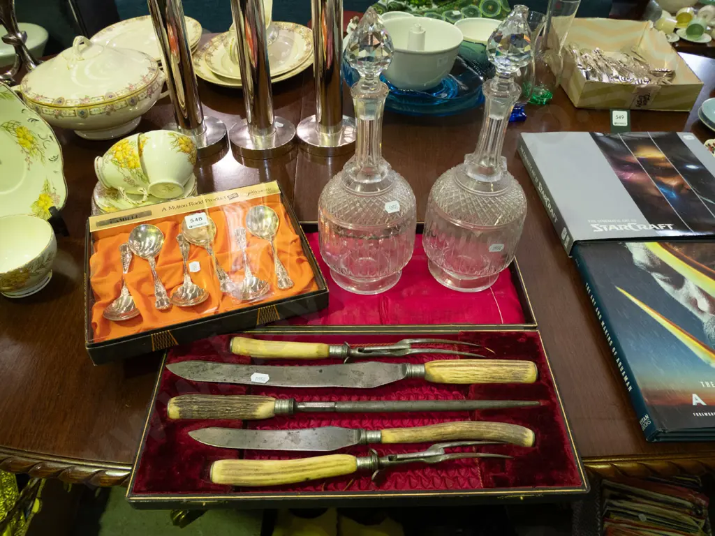 2x stoppered decanters, plated Rodd spoons, carver set Image 1++