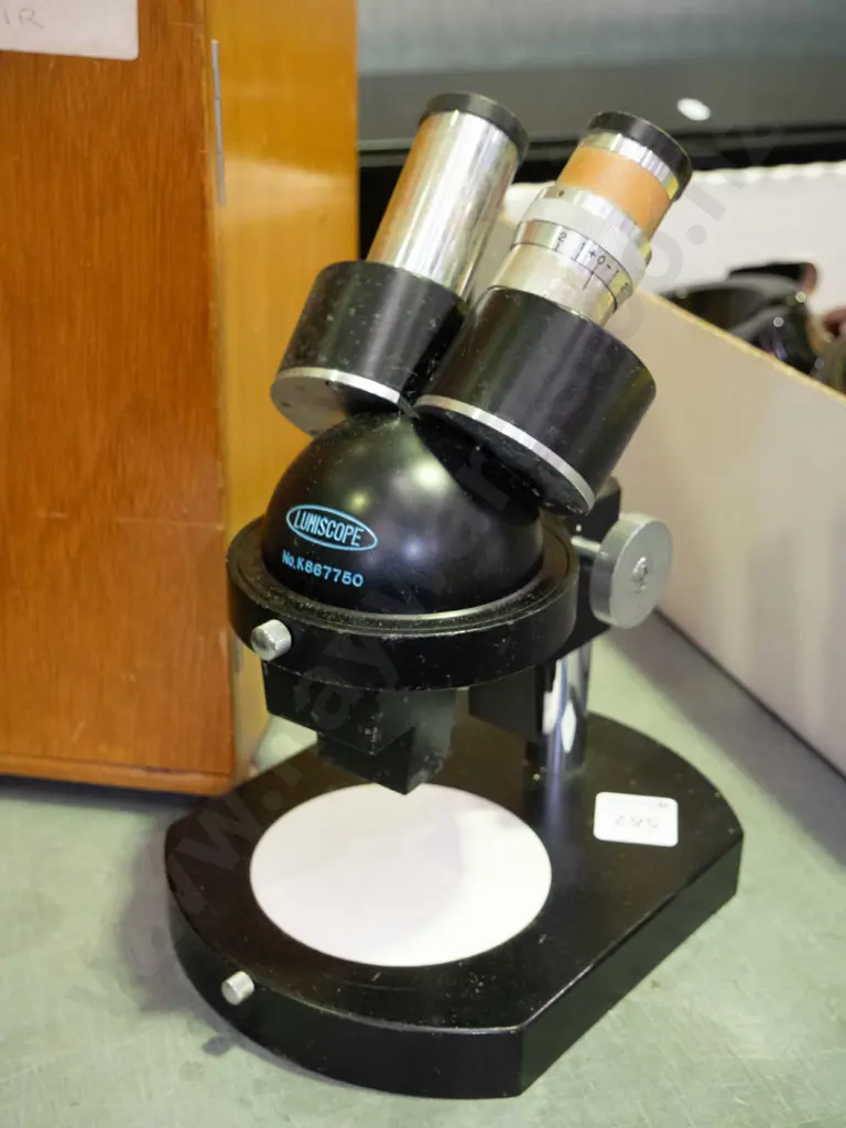 microscope and wooden case Image 1++