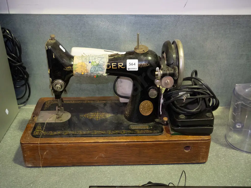 Singer table top sewing machine Image 1++
