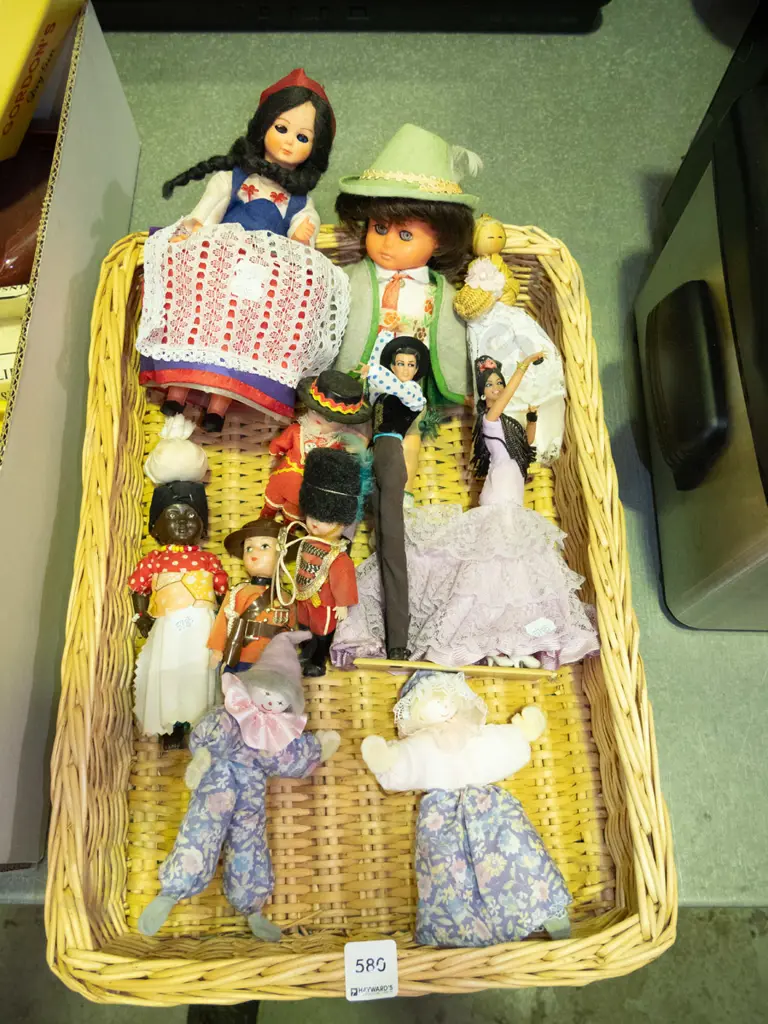 cane tray and various dolls of the world Image 1++